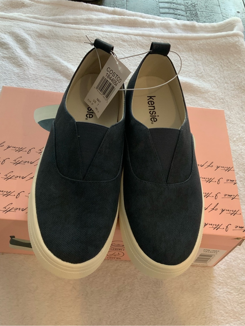 Kensie women’s Slip-On Canvas Sneakers in Navy blue new in Box size 7 sku 3258